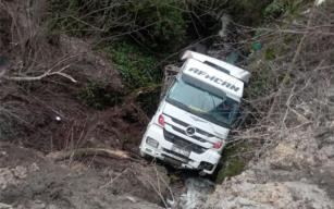 Kamyon uçuruma yuvarlandı... 1 kişi yaralandı...
