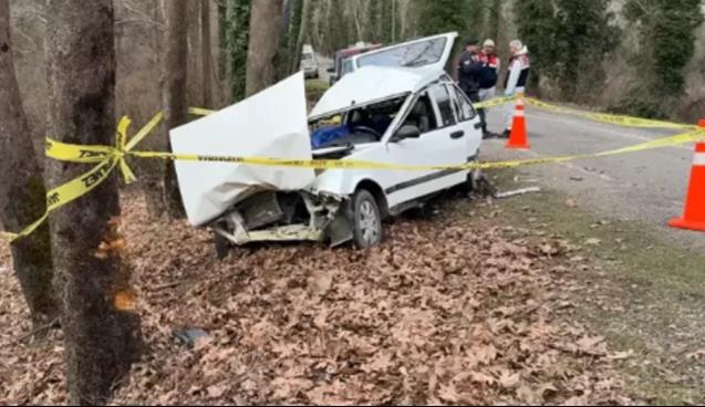 Otomobil ağaca çarptı... 1 ölü, 2 yaralı...