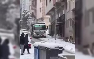Karla kaplı yolda kayıp 2 araca çarptı...