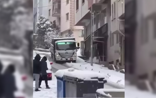 Karla kaplı yolda kayıp 2 araca çarptı...