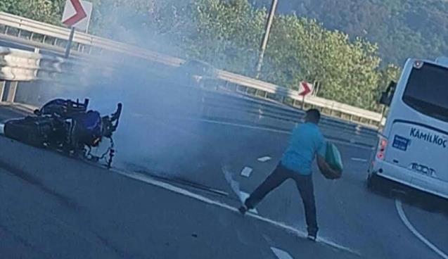 Motosiklet alev aldı… Sürücü ağır yaralandı…
