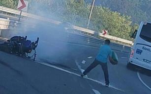 Motosiklet alev aldı… Sürücü ağır yaralandı…