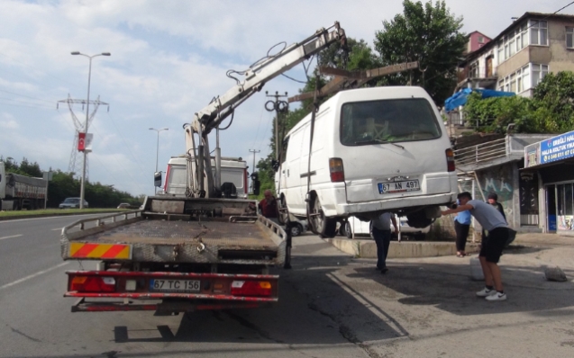 Alkollü kadın ortalığı birbirine kattı...