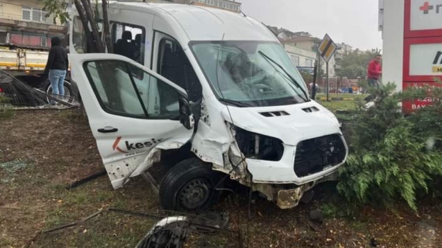 Kaza da önce refüje sonra tabelalara çarptı. 3 yaralı..
