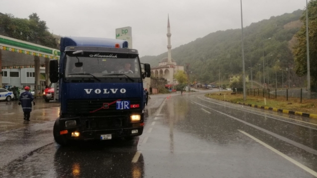 Direksiyon hâkimiyetini kaybetmesi sonucu TIR direğe çarptı.