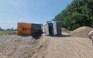 Kamyonu devirdi… Hastanelik oldu…