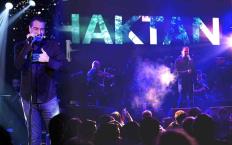 Salon doldu taştı… Haktan unutulmaz gece yaşattı…