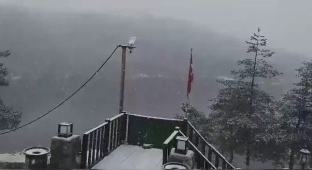 Yüksek kesimlerde kar yağışı... Beyaza büründü...