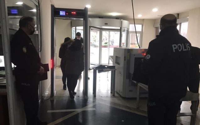 4 saatte 900 kişi sorgulandı