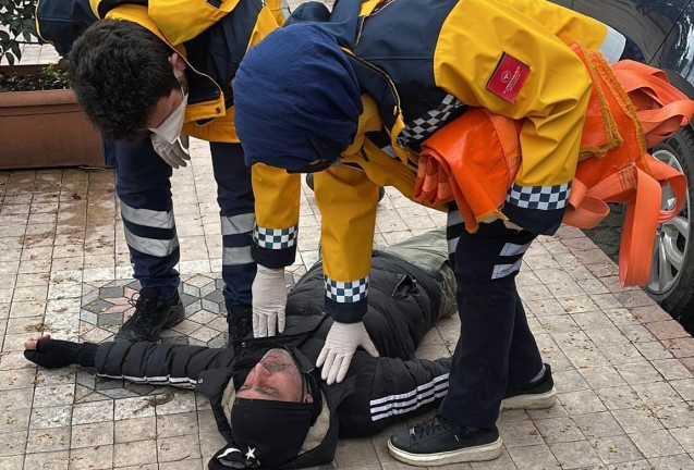 Yerde yatan şahıs çevredekileri korkuttu...