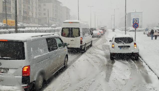 Kar yağışı trafiği felç etti...