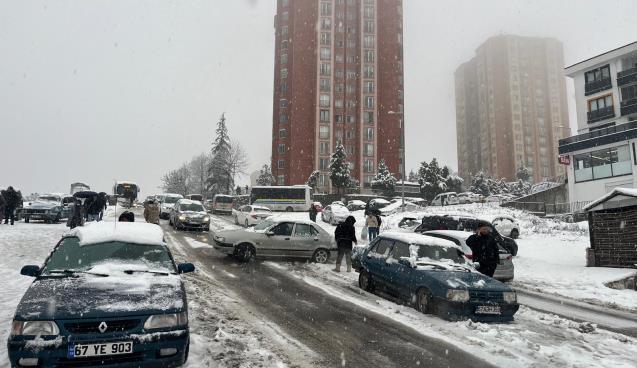 Yoğun kar yağışı hayatı olumsuz etkiledi...