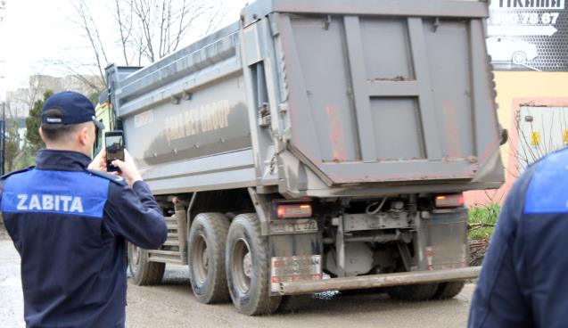 KDZ. EREĞLİ BELEDİYESİ, HAFRİYAT KAMYONLARINA MÜDAHALE ETTİ