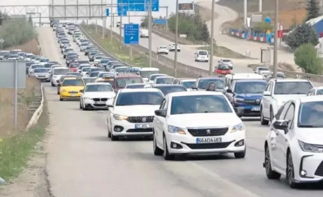 Tatilciler dönüş yolunda... Trafik yoğunluğu başladı...