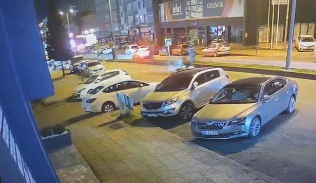 Aniden yola çıkan köpeğe çarparak takla attı...