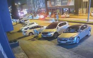 Aniden yola çıkan köpeğe çarparak takla attı...