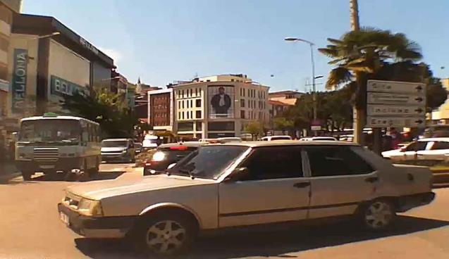 Yaşlı kadına minibüs çarptı… İşte kaza anı…
