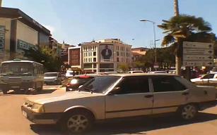 Yaşlı kadına minibüs çarptı… İşte kaza anı…