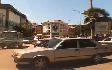 Yaşlı kadına minibüs çarptı… İşte kaza anı…