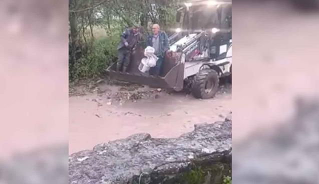 Sağanak etkili oldu; mahsur kalan 3 kişi kurtarıldı…