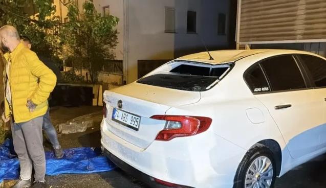 Şiddetli rüzgar çatıyı uçurdu… Araçlar hasar gördü…