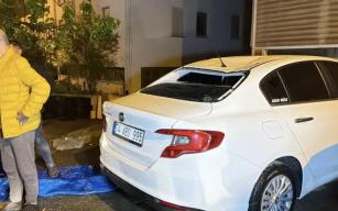 Şiddetli rüzgar çatıyı uçurdu… Araçlar hasar gördü…