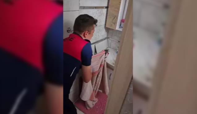Banyoda mahsur kalan karga kurtarıldı...