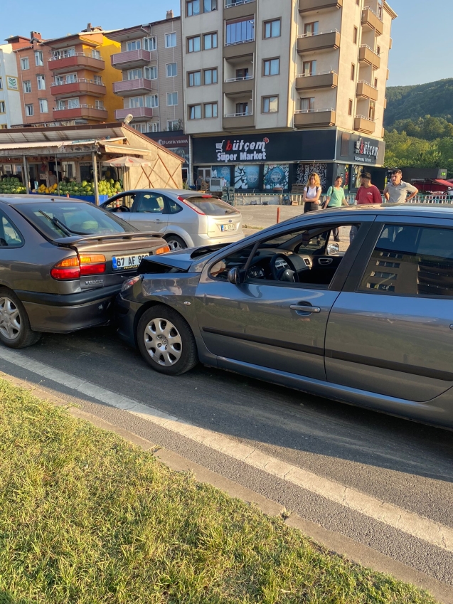 Bir anlık dikkatsizlik sonucu öndeki araca çarptı...