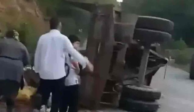 Traktör römorku devrildi… Çok sayıda yaralı var…