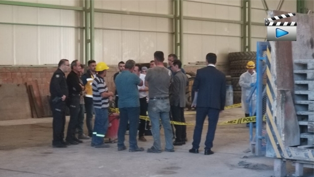 BETON MAKİNESİNİN ALTINDA KALDI...