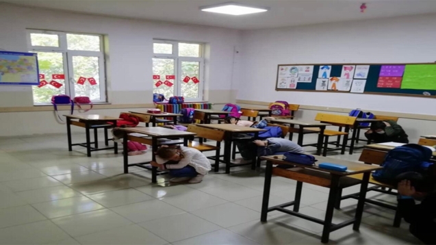 Öğrencilere yangın ve deprem tatbikatı eğitimi verildi...