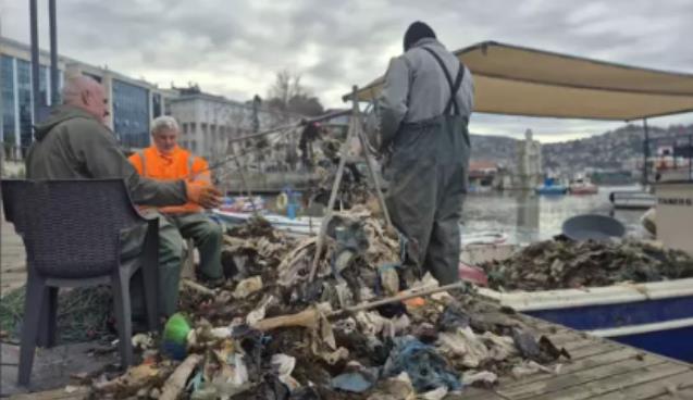 Balıkçıların ağına yaklaşık 1 ton çöp takıldı...