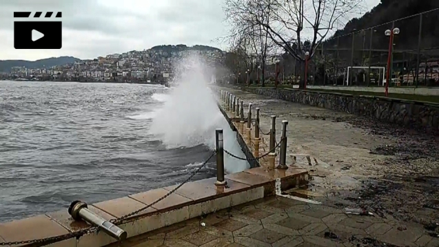 Sahilde dalgalar kıyıyı dövdü...