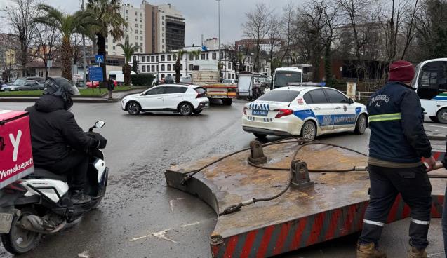 TIR dorsesinden kayarak yola savruldu...