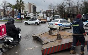 TIR dorsesinden kayarak yola savruldu...