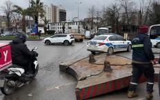 TIR dorsesinden kayarak yola savruldu...