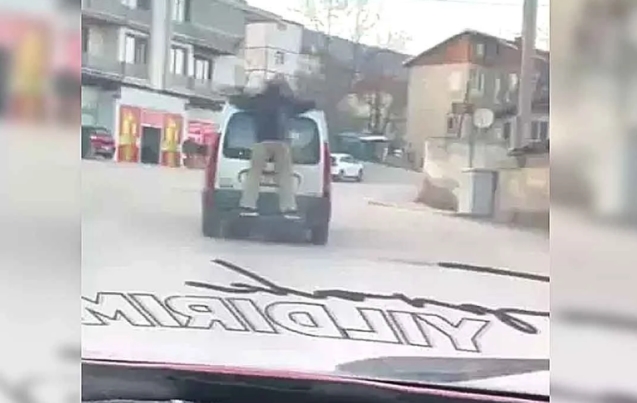 Aracın arkasında tehlikeli yolculuk...