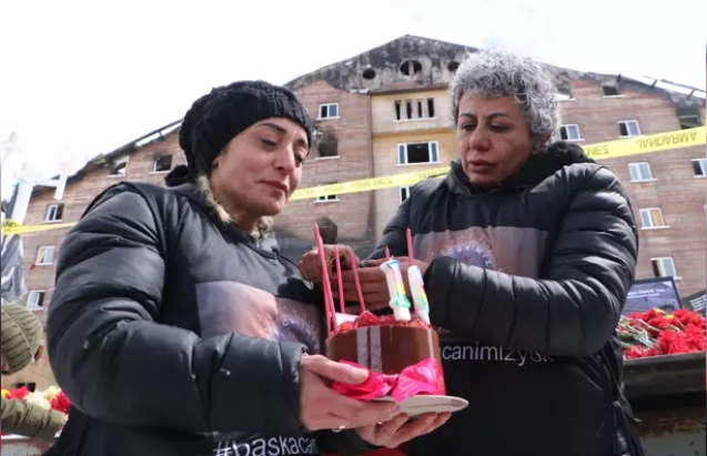 Anma töreninde gözyaşlarına boğuldular...