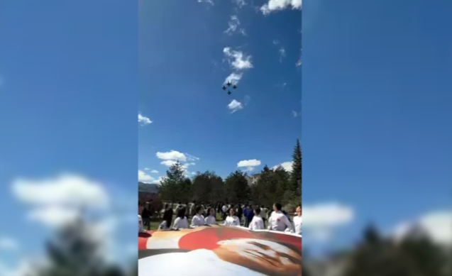 Savaş uçaklarının gösterisi yoğun ilgi gördü...