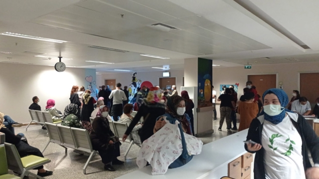 Devlet hastanesinde aşı sırası yoğunluğu...