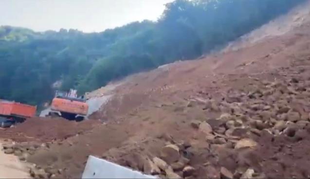 Zonguldak-Ereğli yolunda heyelan...