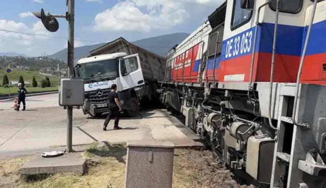 Hemzemin geçitte lokomotif ile TIR çarpıştı
