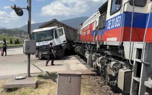 Hemzemin geçitte lokomotif ile TIR çarpıştı