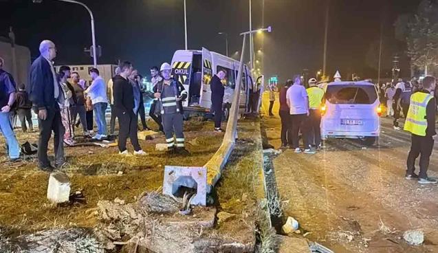 Minibüs ile hafif ticari araç çarpıştı; 21 yaralı…