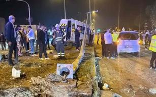 Minibüs ile hafif ticari araç çarpıştı; 21 yaralı…