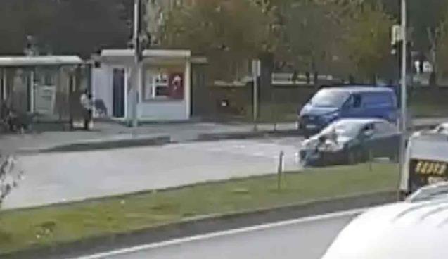 Bisikletli çocuğa otomobil çarptı; kaza kamerada