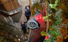 Feci kaza... sürücünün aracı apartman boşluğuna düştü..