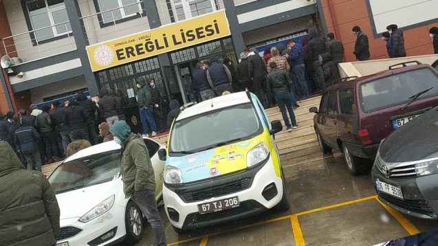Adayların sosyal mesafeyi hiçe saydığı görüntüler..
