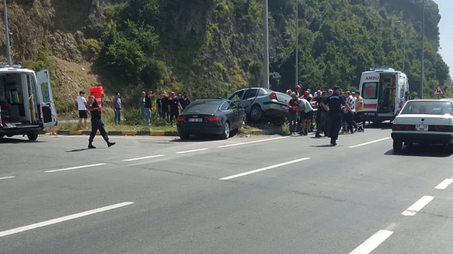 OTOMOBİLLER ÇARPIŞTI...