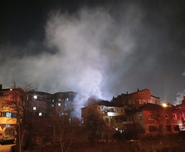 Aşırı alkollü bir kişi sigarası yüzünden evi yandı.